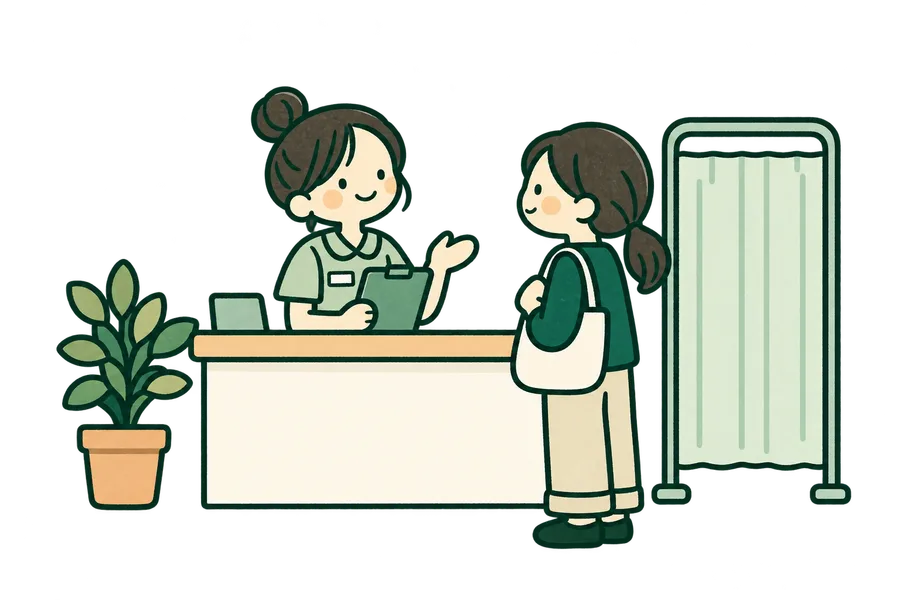 来院者の話を聞くクリニックの受付スタッフ